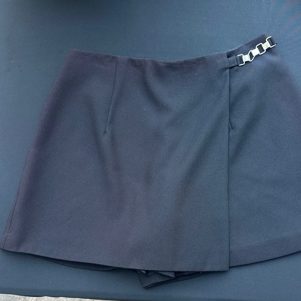 LAUNDRY By Shelli Segal Black  Mini Silver Chain Detail Skirt Skort Size 4